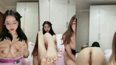 极品可爱萝莉姐妹花，微胖风骚大屁股听狼友指挥发骚，揉奶玩撅着大屁股给狼友看，掰开小嫩逼逼给狼友看特写