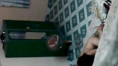 偷拍牛人门缝窗外偷拍刺激偷拍多位隔壁 情侣做爱换衣服合集 (2)